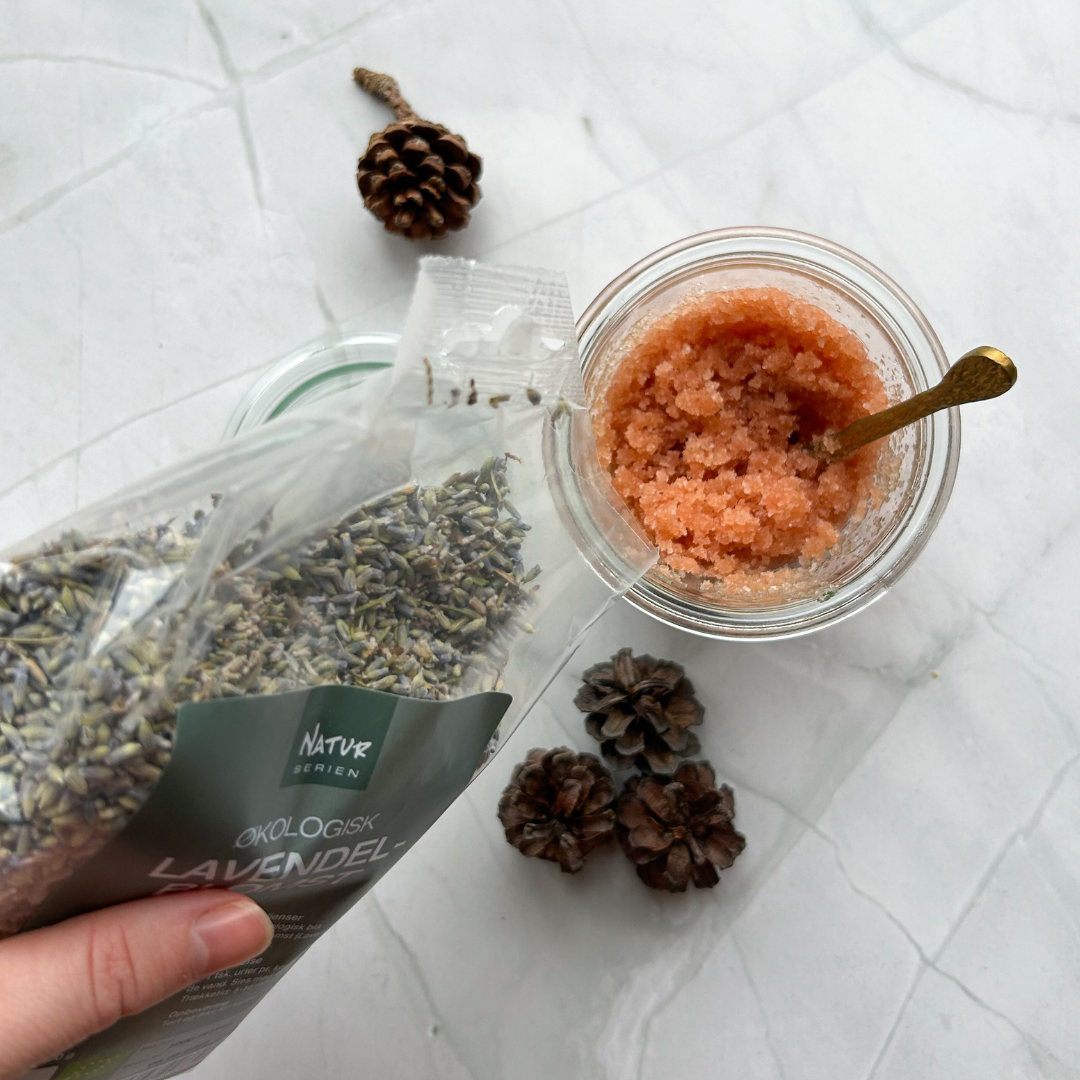 Hjemmelavet body scrub med himalayasalt og tørrede lavendelblomster