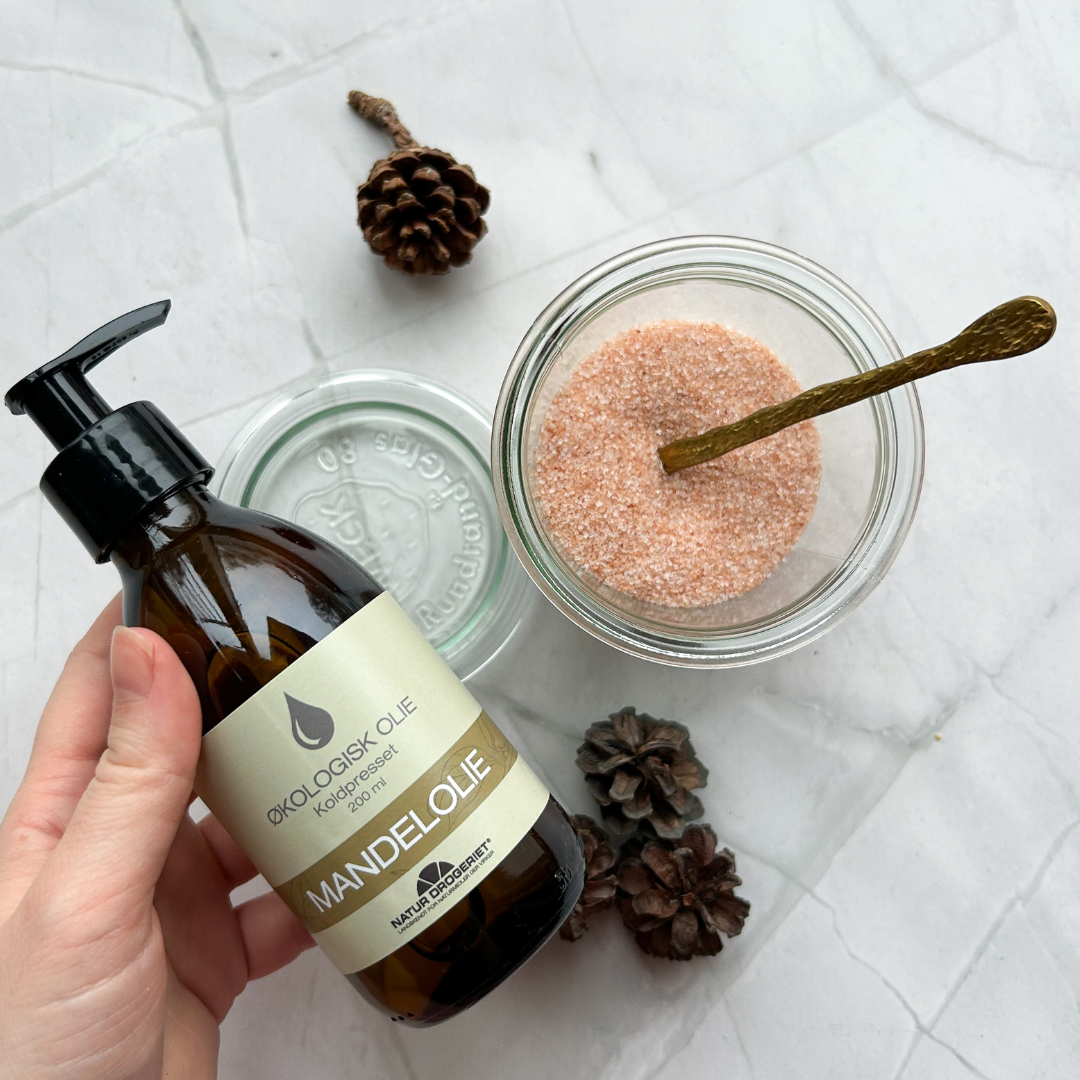 Hjemmelavet body scrub - mandelolie, himalayasalt og lavendelblomster